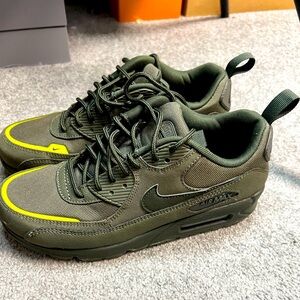 Nike air max 90’s boys size 6.5 green with neon green details